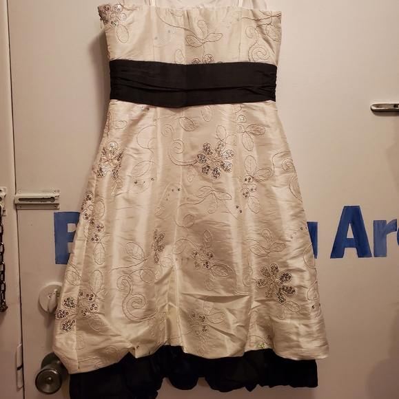 Strapless formal dress with delicate sequin accent - Picture 2 of 2